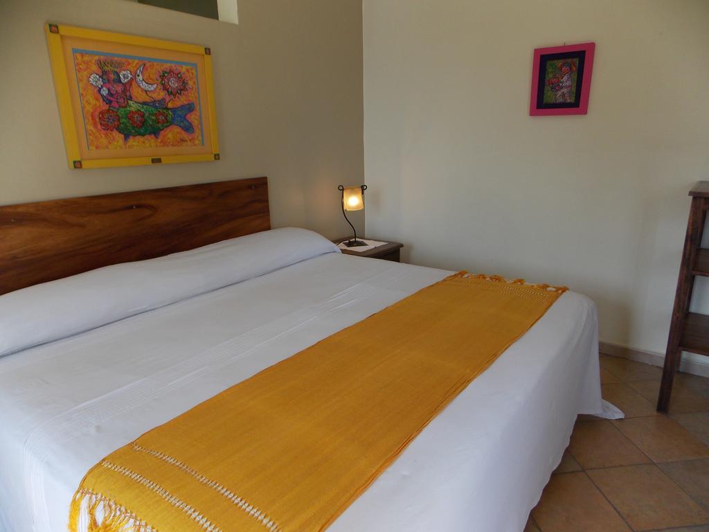Habitación con cama extragrande.