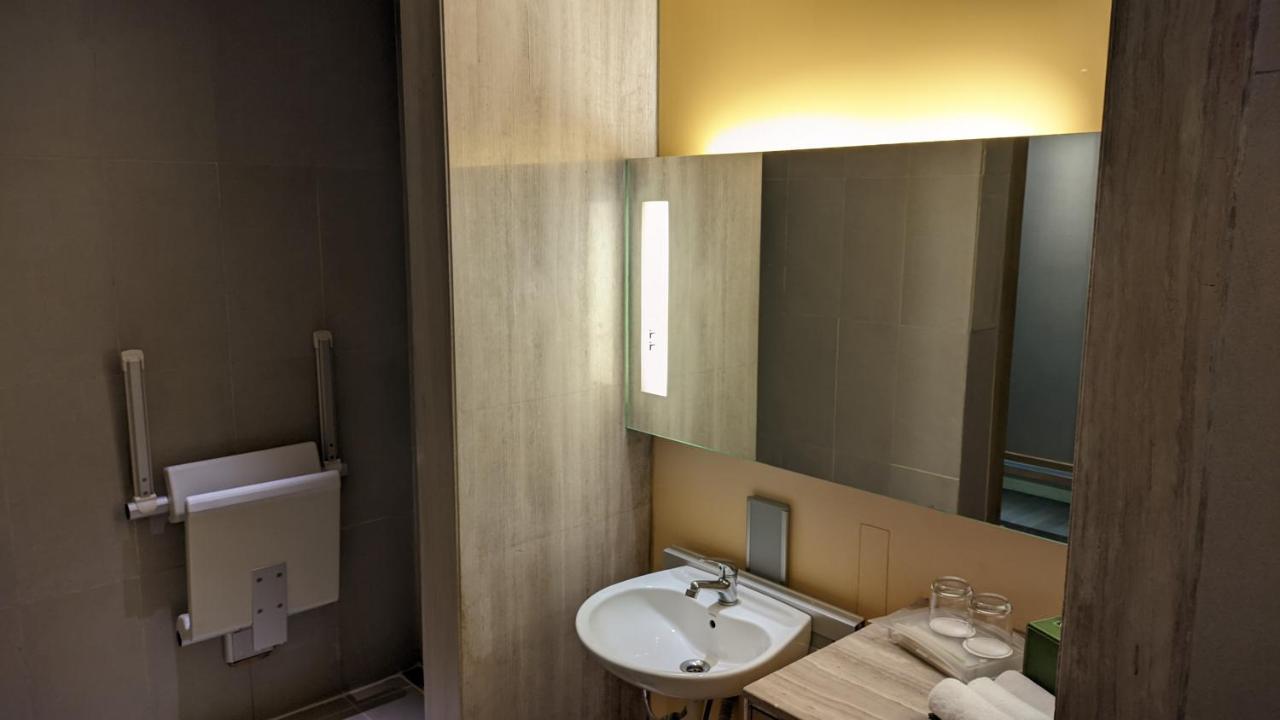 Standard King Room Disability Access