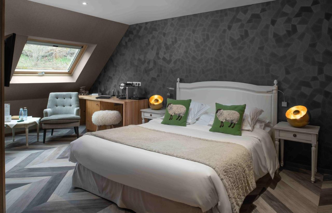 Superior Double Room "Les Montagnes"
