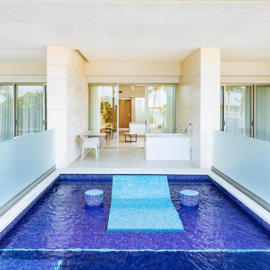 Junior Suite Swim Up Premium Level