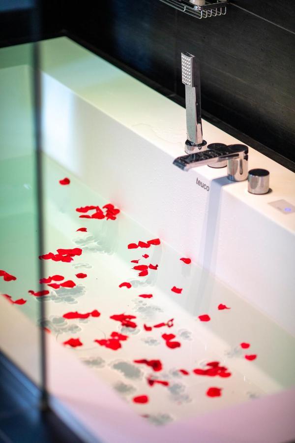 Deluxe Suite Spa Bath