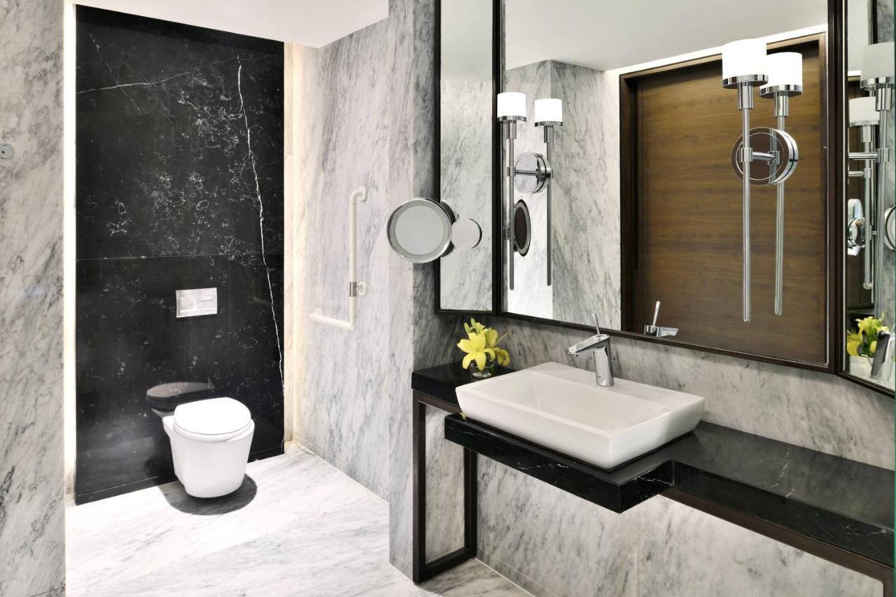 Deluxe Suite with Executive Lounge Access & Two way Airport Transfer