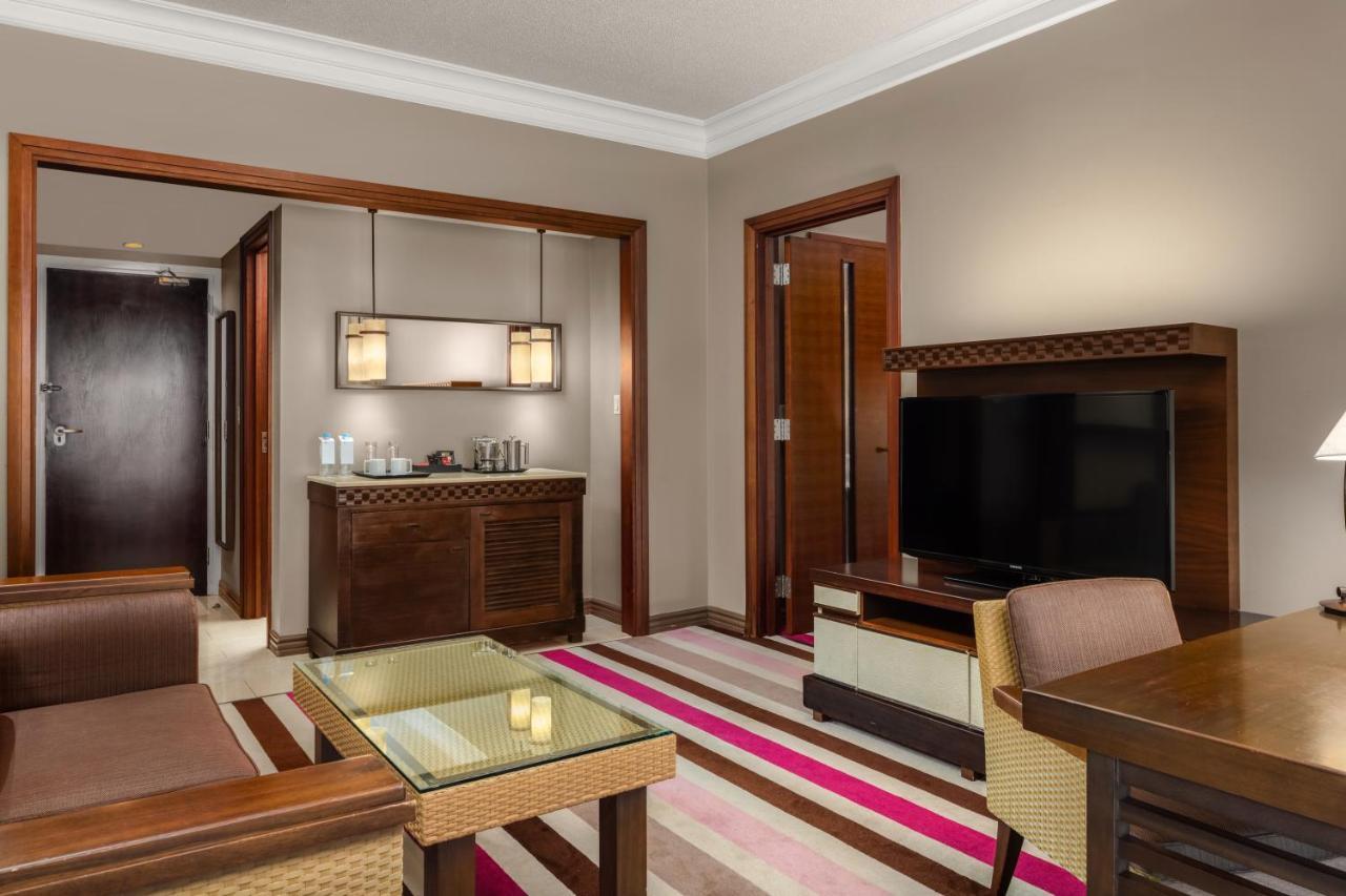Ocean Front Corner Suite ( Club Access)