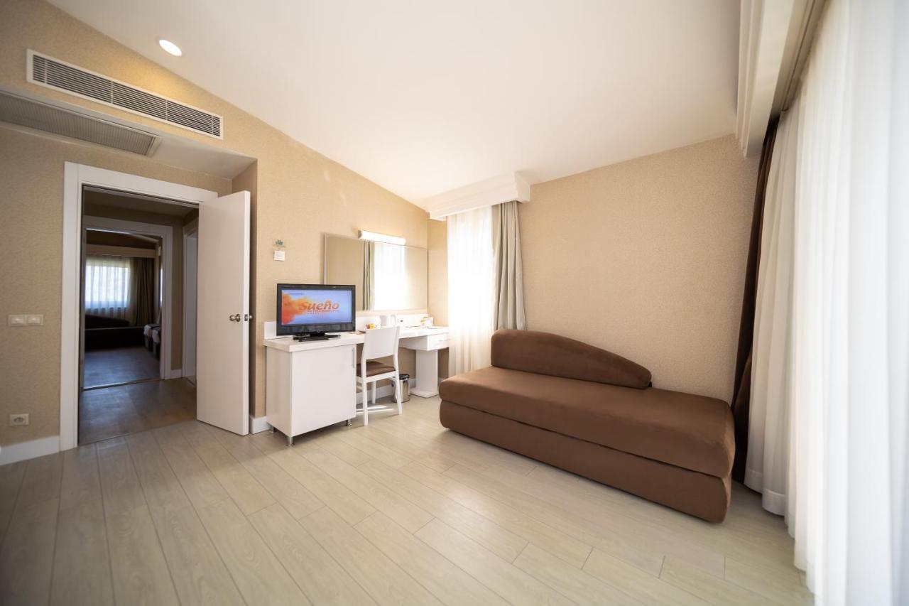 Standard Twin Room Swimming Pool Access