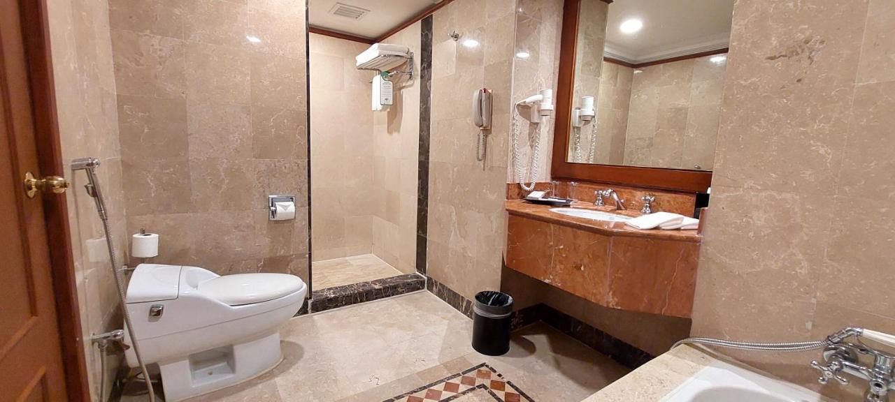 Complimentary Upgrade Deluxe Room to Premiere Room
