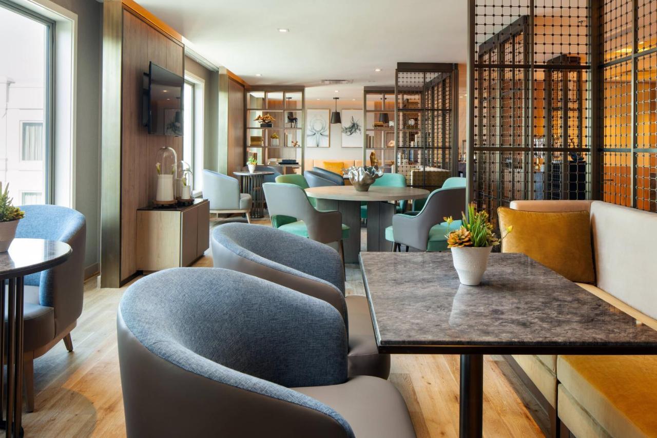 Club lounge access, Guest room, 1 King, Top floor