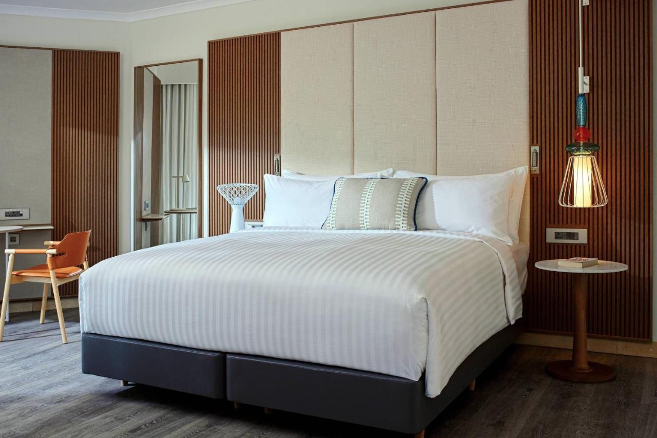 Club Zimmer mit 1 Kingsize-Bett, Balkon und Poolblick sowie Zugang zur M Club Lounge