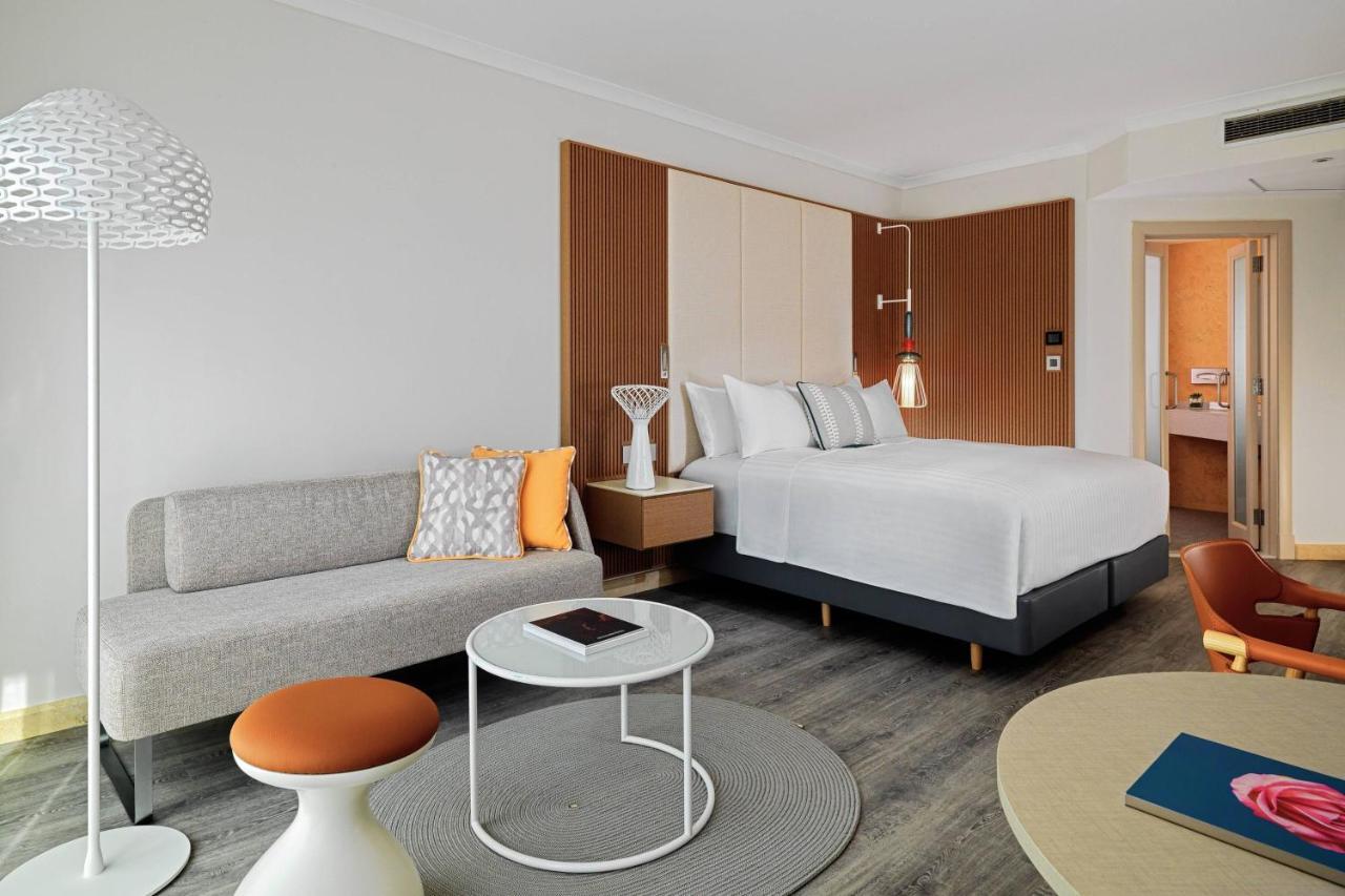 Deluxe Zimmer mit Poolblick, einem Kingsize-Bett und Balkon