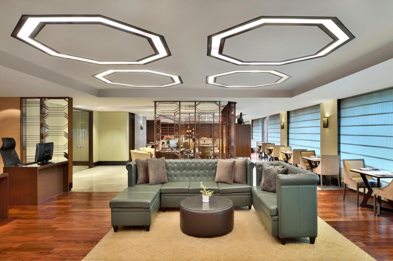 Executive Club Twin Club level Guest room