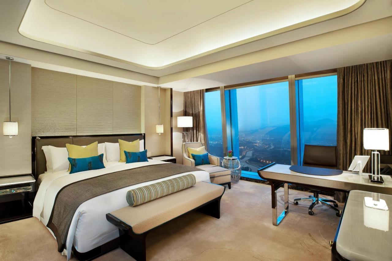Deluxe Scenic View King, Guest room, 1 King, Skyline view,1388022029:JPEG
