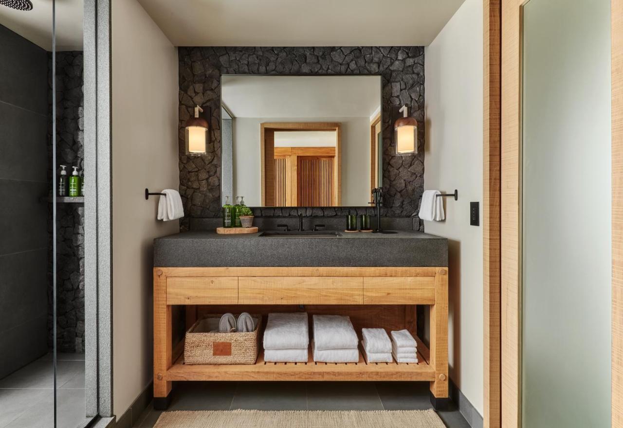 Zimmer mit Kingsize-Bett und Meerblick
