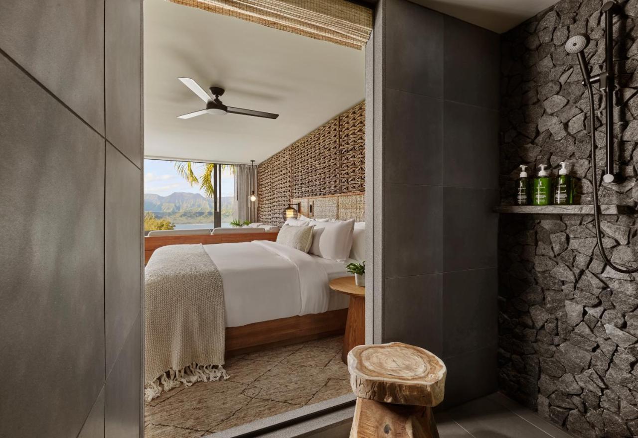 Zimmer mit Kingsize-Bett und Bergblick