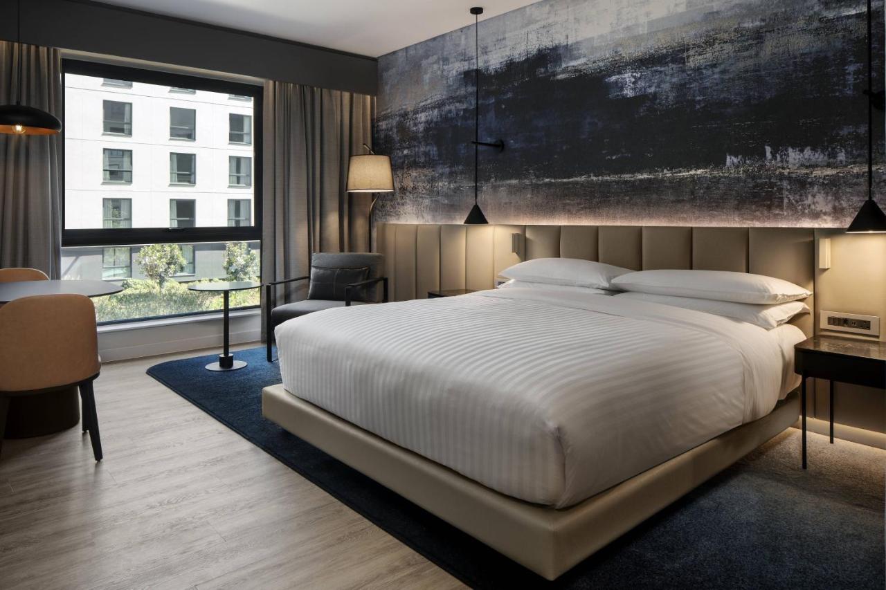 Deluxe Guest Room,1 King Bed