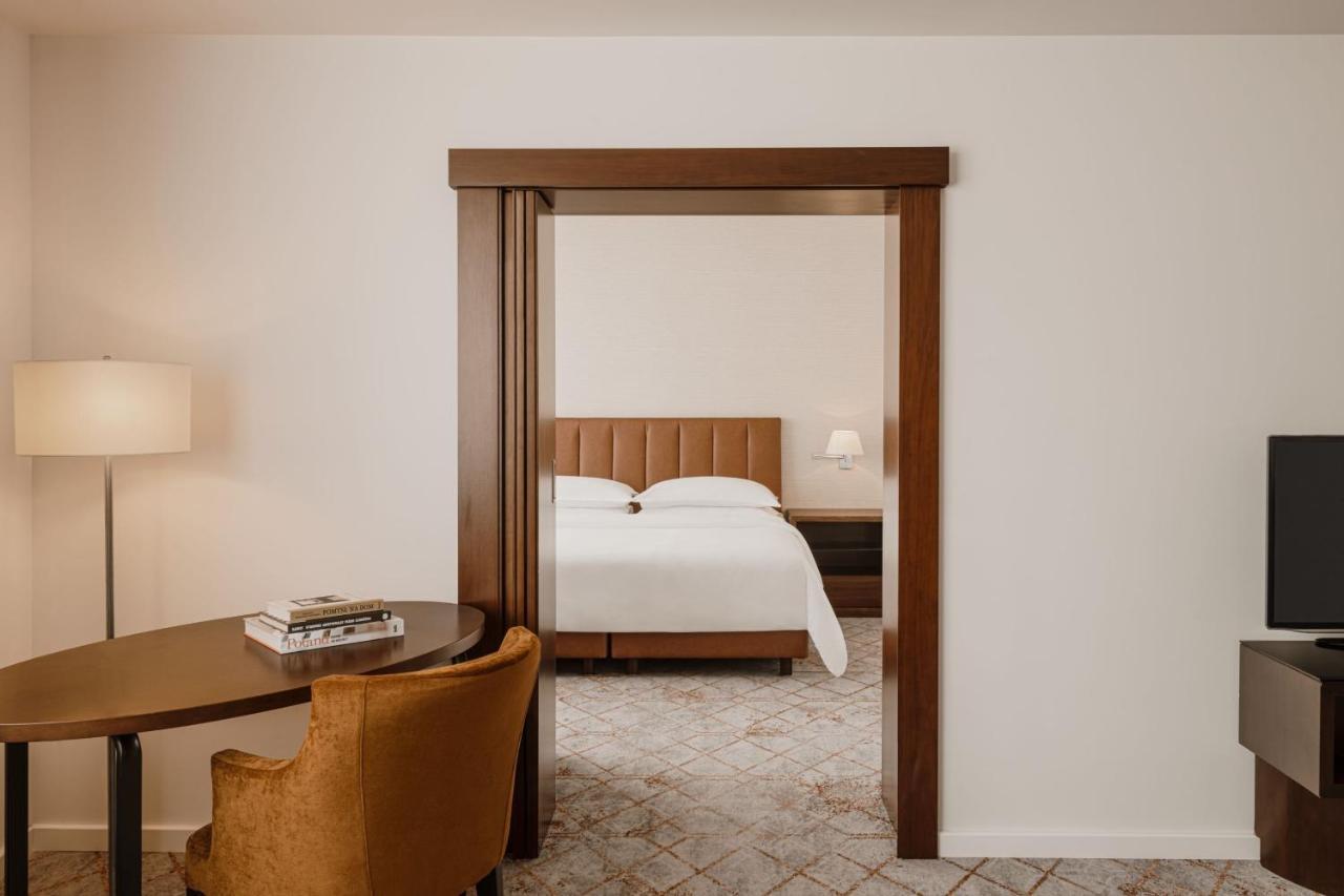 Deluxe Suite Club lounge access 1 Bedroom Suite 1 King,1398027575:JPEG