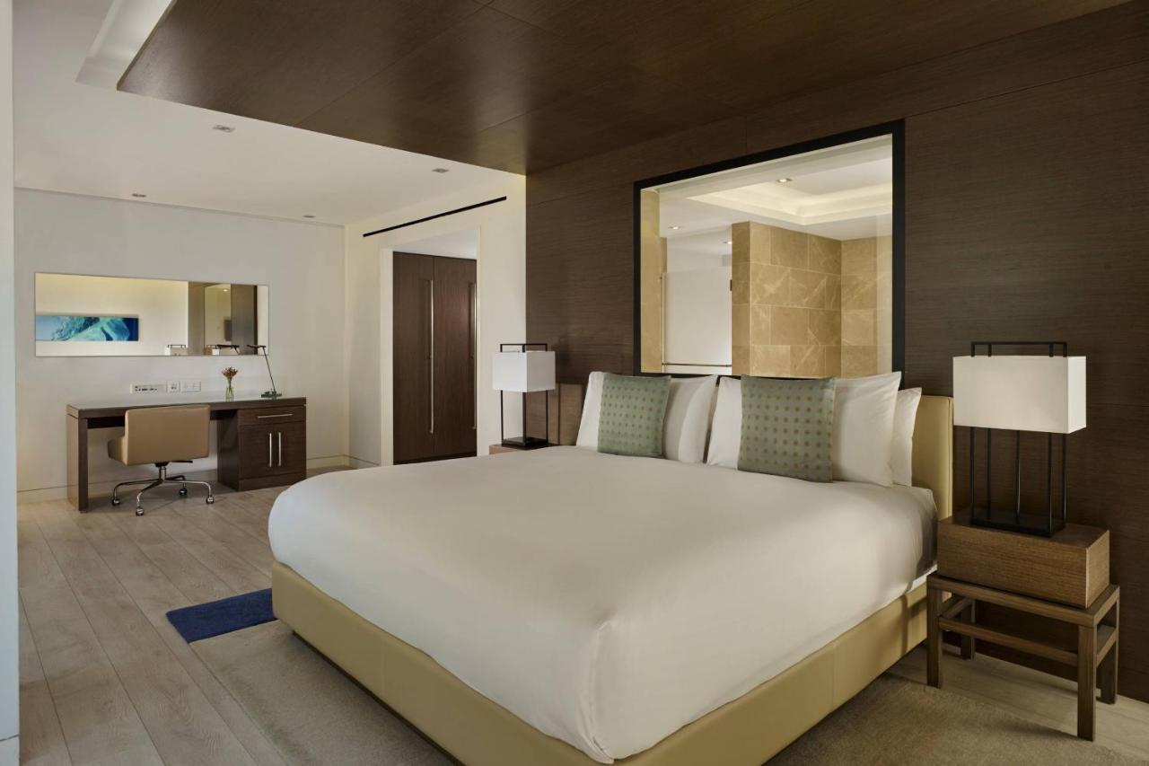 Deluxe Sea View, Larger room, 1 Queen, Balcony