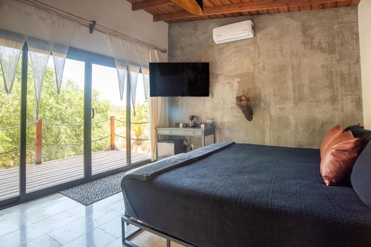 Habitación con cama extragrande y balcón