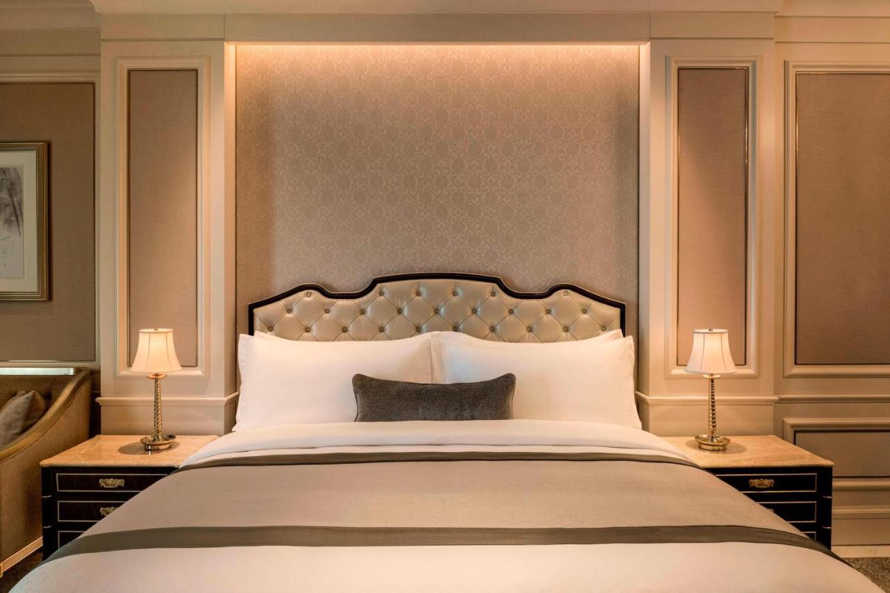 Deluxe Room Guest room 1 King City view