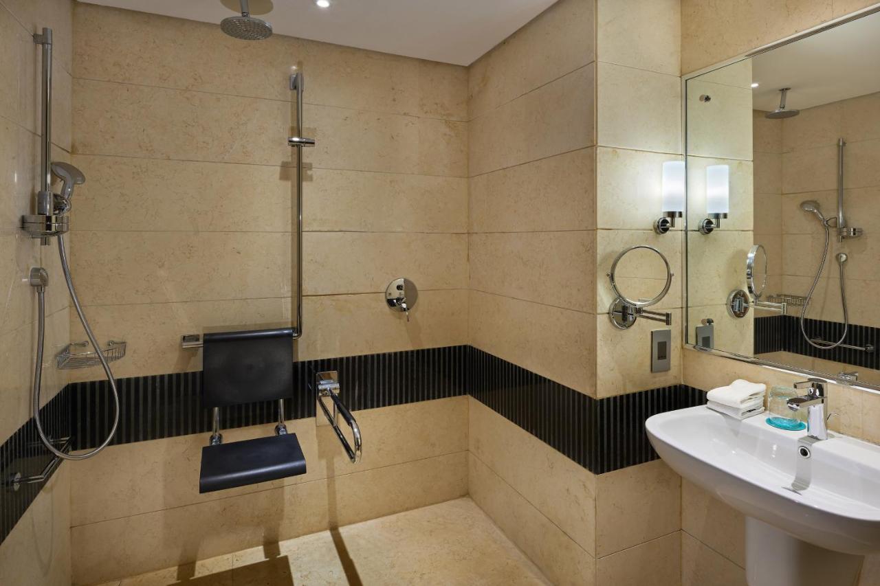 Deluxe Guest room 1 King Airport view