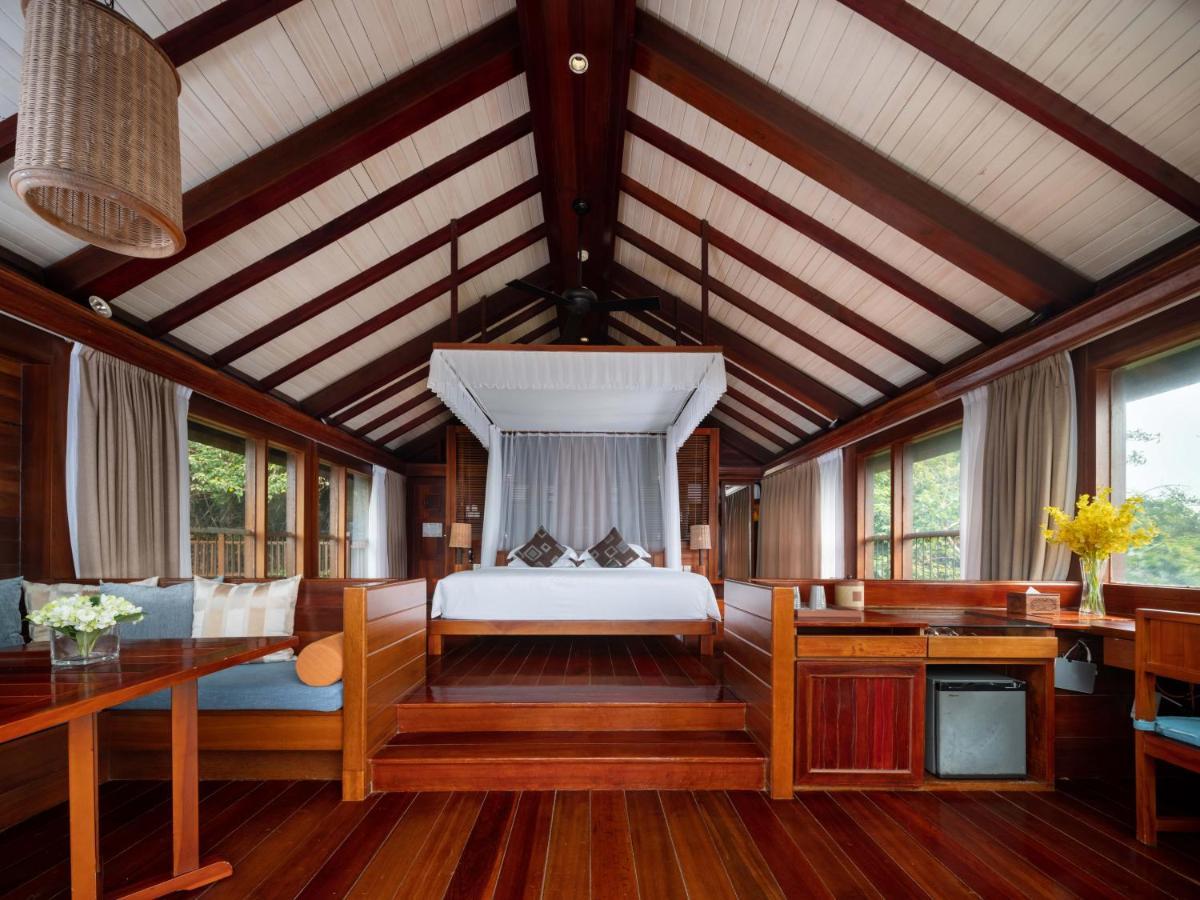Extra Large Bed Mountain View Villa – Near the Infinity Pool