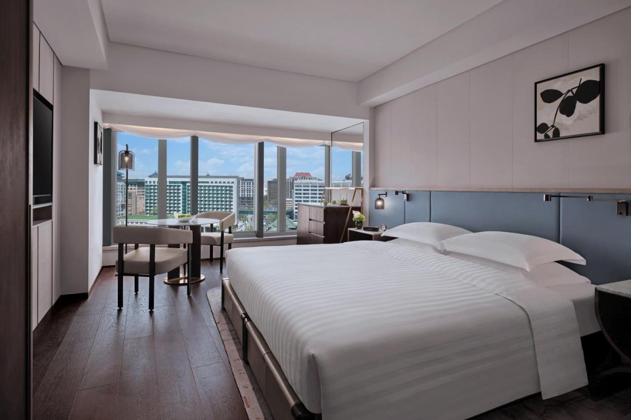1 King Bed Premium