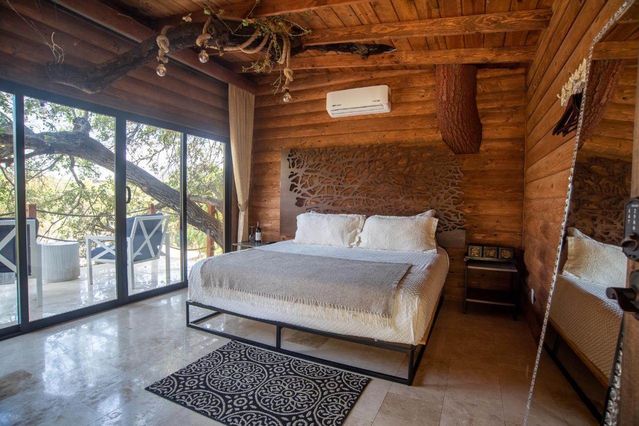 Habitación con cama extragrande y balcón
