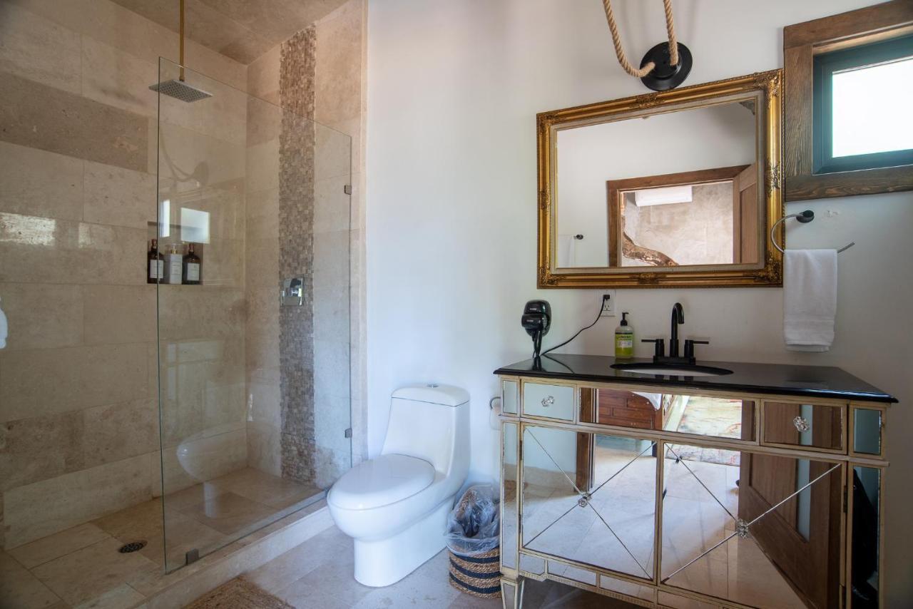 Habitación con cama extragrande y balcón