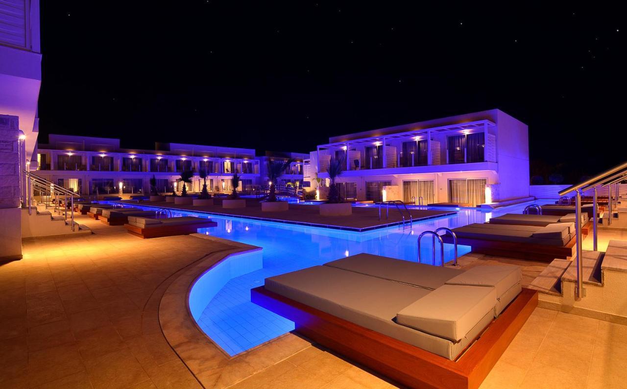 Classic Double Room Sharing Pool