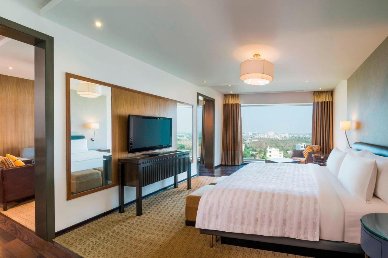 Suite with Club Lounge Access from 7pm - 9pm with complimentary in-house selection of liquor I 2 pints of beer and 2 pieces of laundry per day on non-cumulative basis