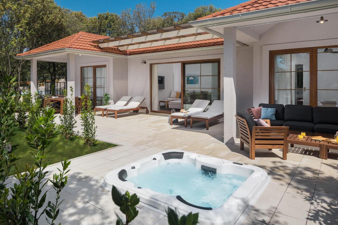 Luxury Bay ViIla Hot Tub