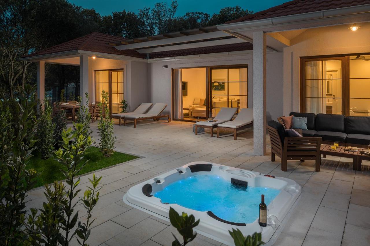 Luxury Bay ViIla Hot Tub