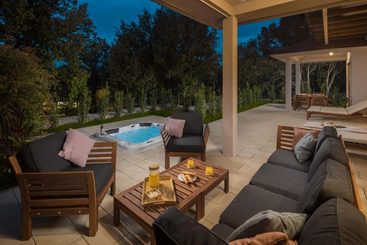 Luxury Bay ViIla Hot Tub