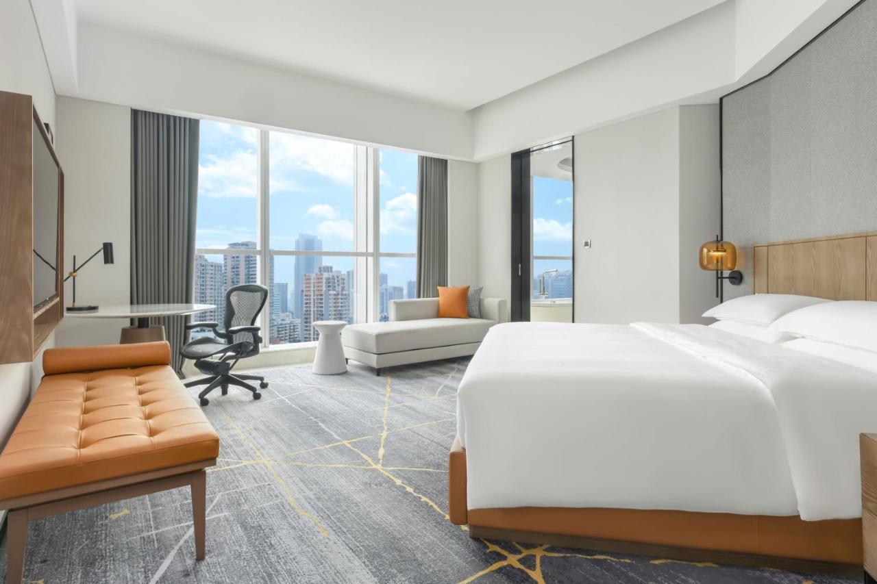 Grand Deluxe Guest room 1 King City view Corner room