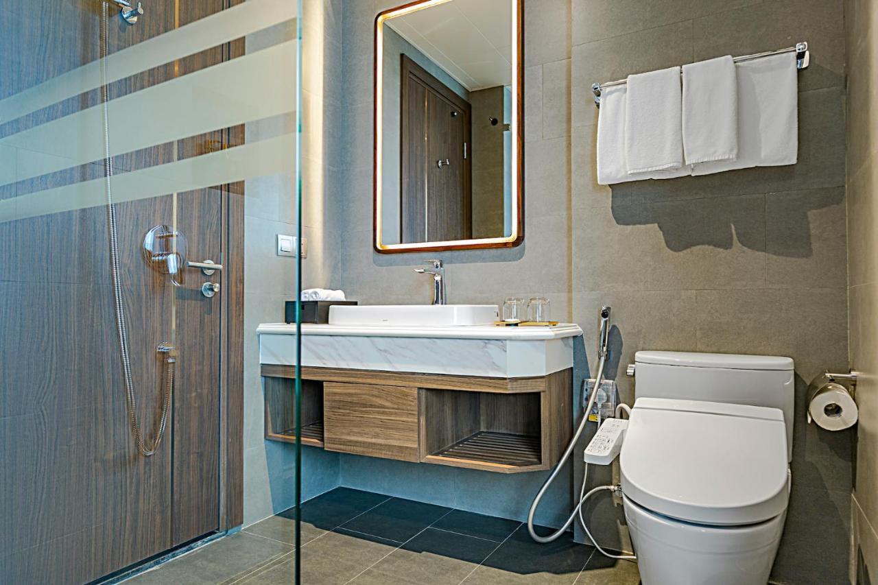 Grand Ocean Queen Room Bathtub Afternoon Tea