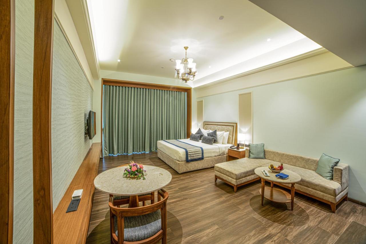 Executive Room with King Bed and Pool View,1534486462:JPEG