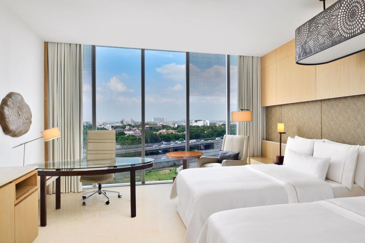 Club Twin Room with City View, Club Lounge Access