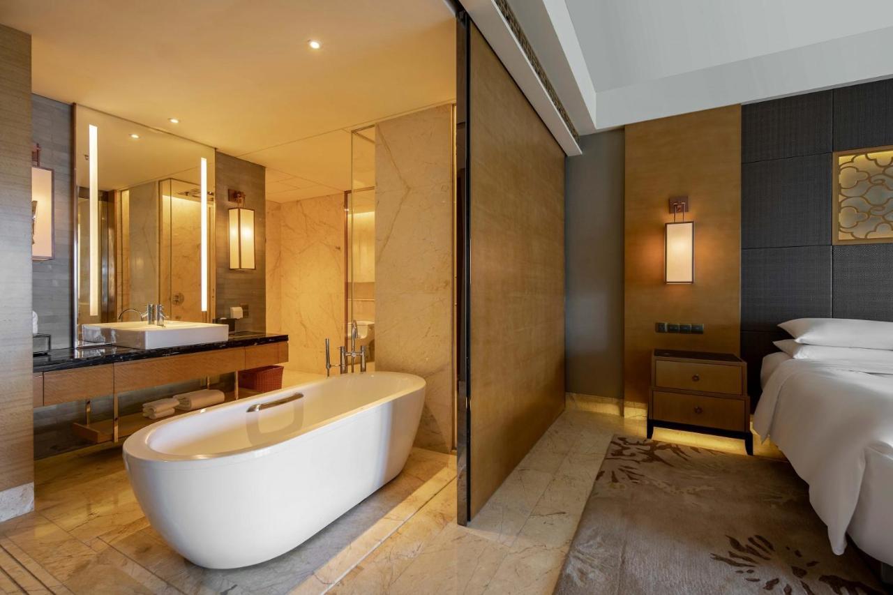 Deluxe Garden View Room King