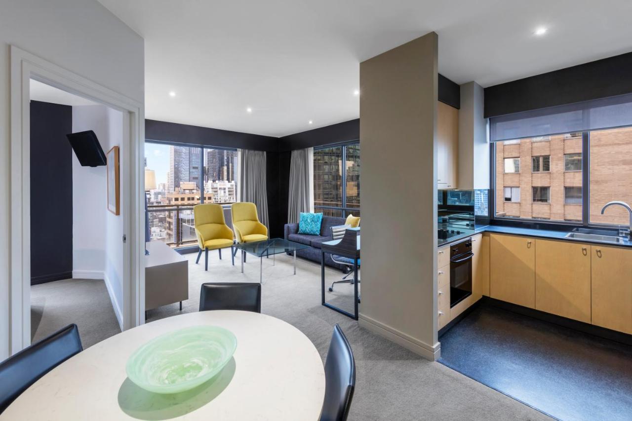 One Bedroom Corner Queen Apartment