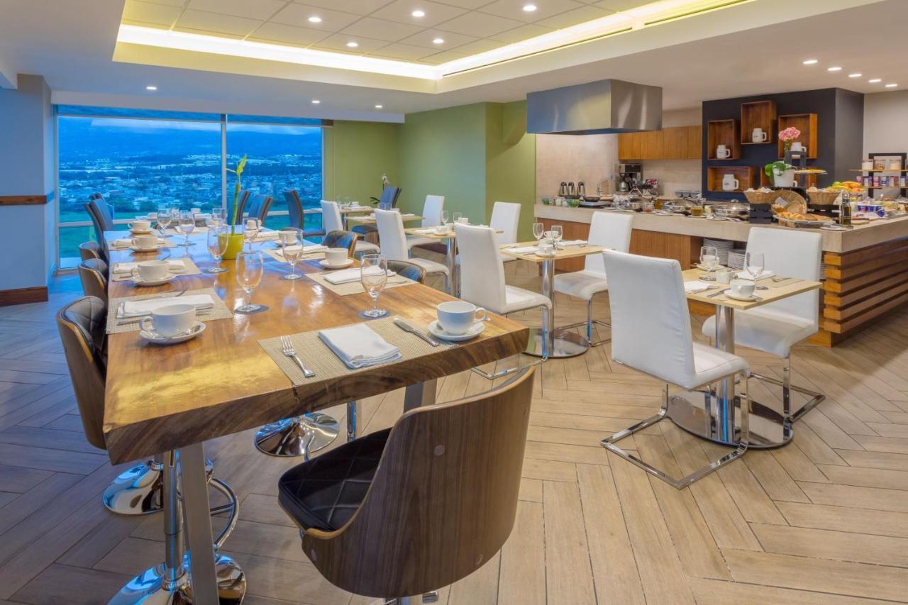 King Room with Panoramic View - Club Access/High Floor,1634428189:JPEG