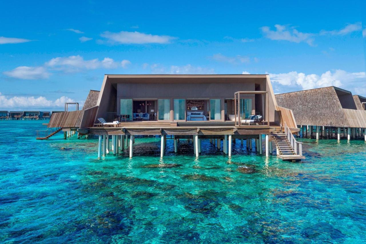 Villa Suite St. Regis sobre el agua de 1 dormitorio con cama extragrande, piscina y sofá cama