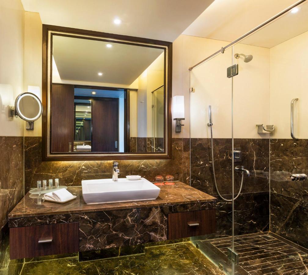 Club King Room with Lounge Access from 7pm - 9pm with complimentary in-house selection of liquor I 2 pints of beer and 2 pieces of laundry per day on non-cumulative basis