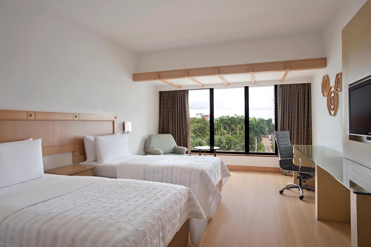 Deluxe King Room F & B