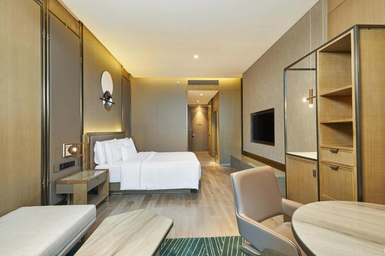 CLUB, Club lounge access, Guest room, 1 King, City view,1543909219:JPEG