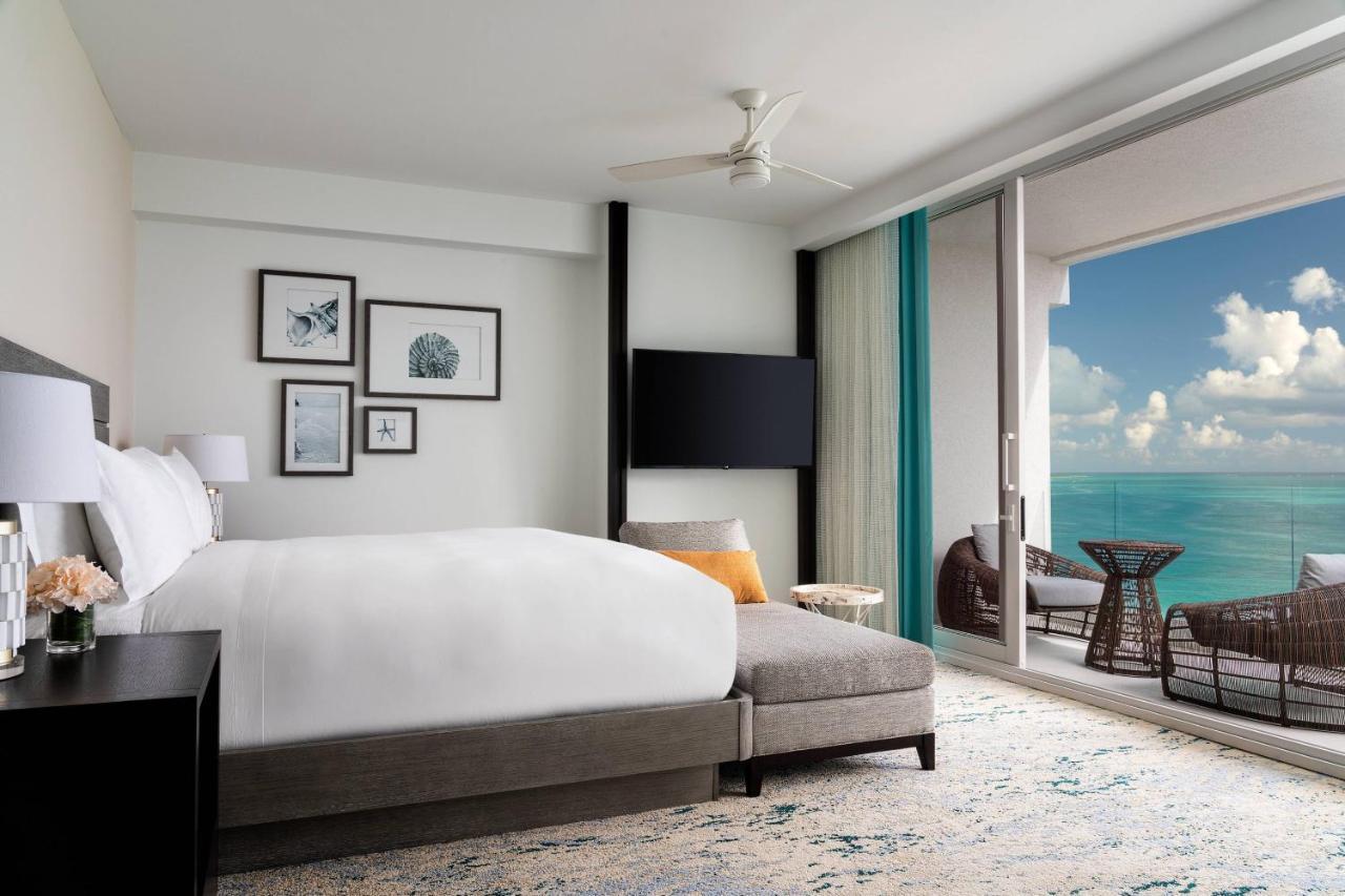 Junior King Suite with Balcony - Club Level