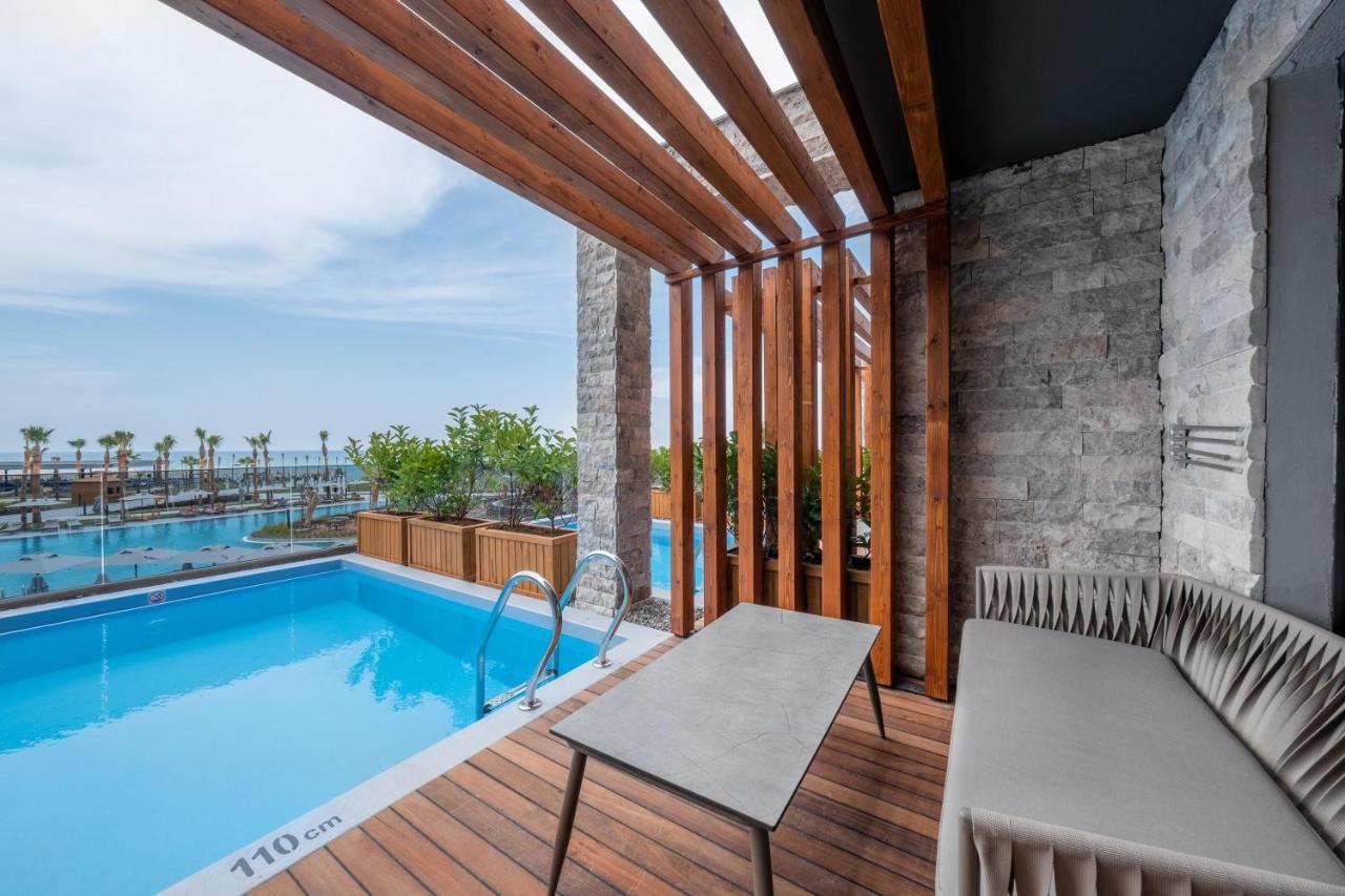 Swim-up Room Sea View