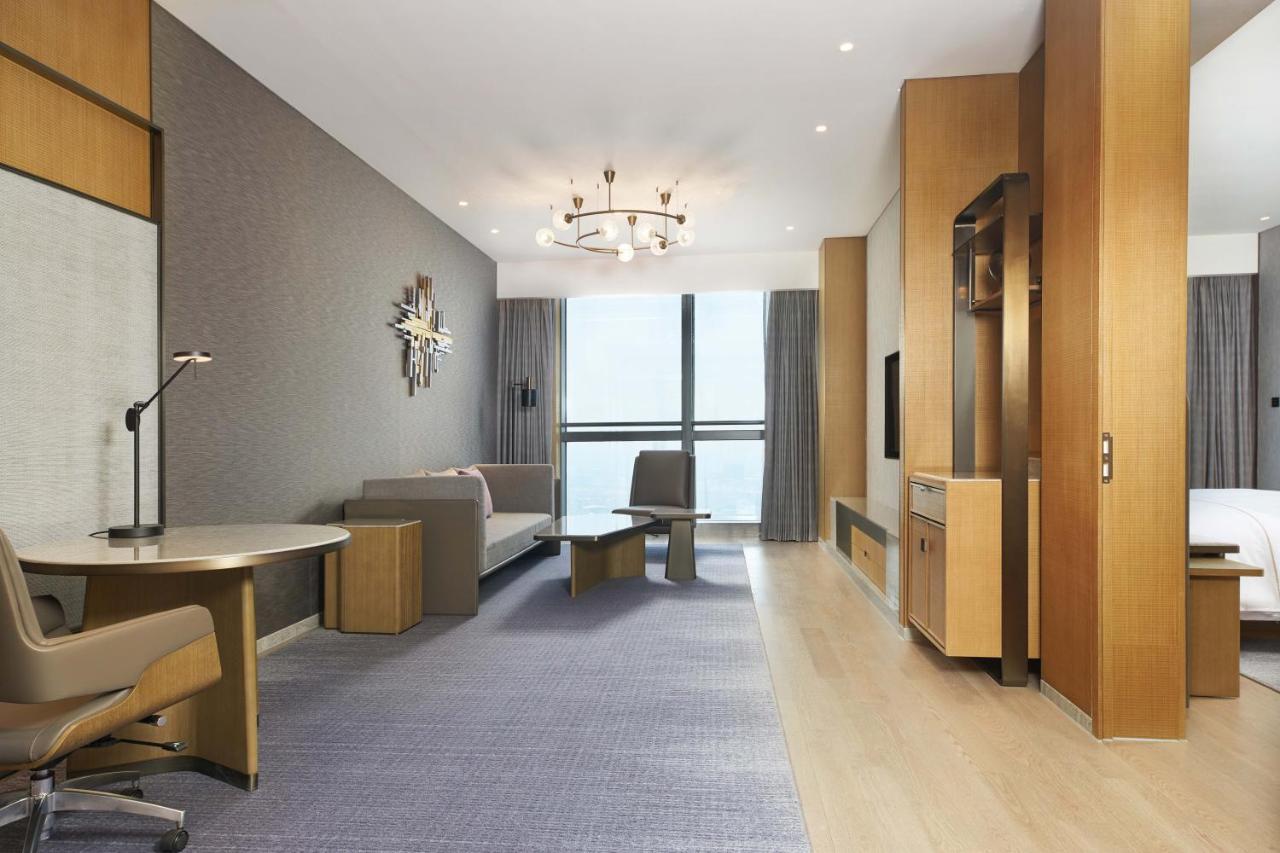 Deluxe Suite, Club lounge access, 1 Bedroom Suite, 1 King,1543909162:JPEG