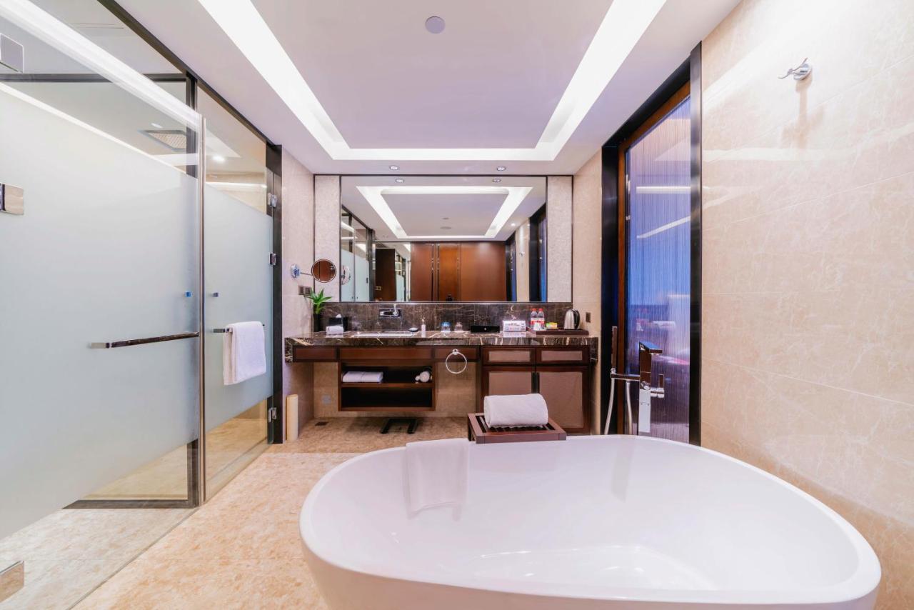 Superior King Room Lake View