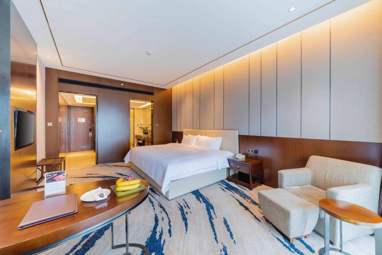 Superior King Room Lake View