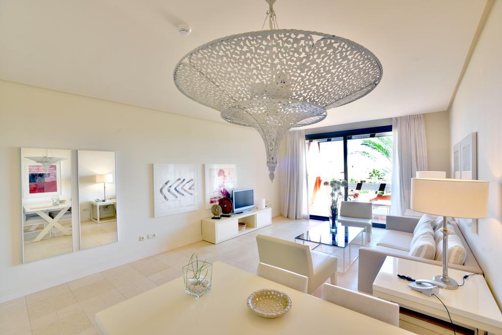 Luxury Two-Bedroom Apartment,1278148129:JPEG