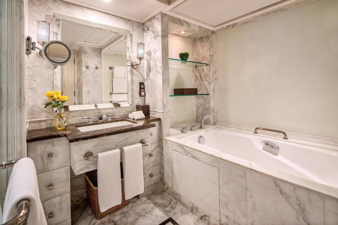 Diplomat Deluxe King Room
