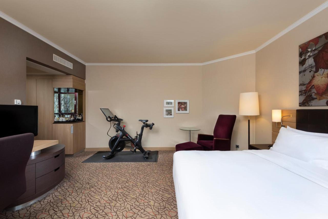 Zimmer mit Kingsize-Bett und Peloton-Fahrrad